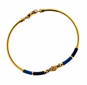 Bracciale semirigido in oro giallo con timone e smalti blu